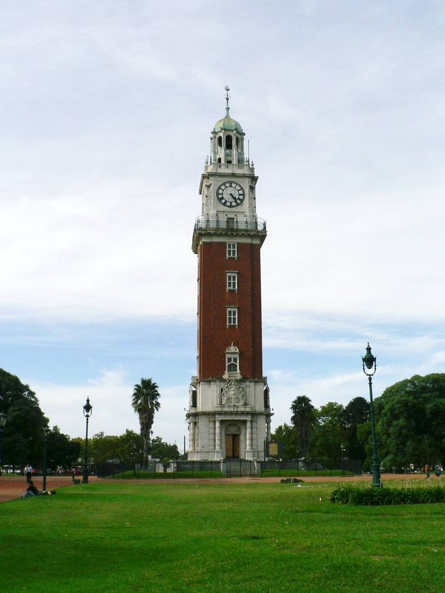 アルゼンチン空軍広場にある、イギリスから寄贈された英国塔。<br /><br /><br /><br />