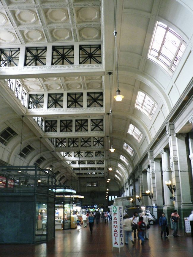 １９１５年建造のレティーロ駅の構内。