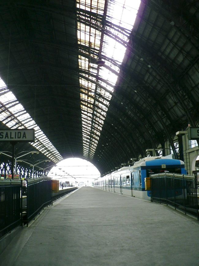 １９１５年建造のレティーロ駅の構内。