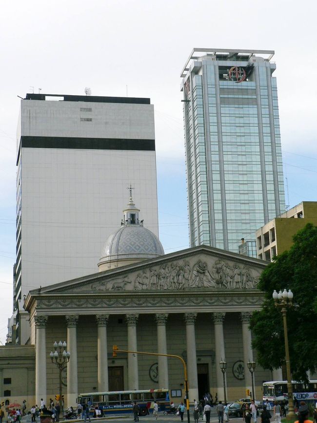 ビルに囲まれる大聖堂の全景。<br /><br />