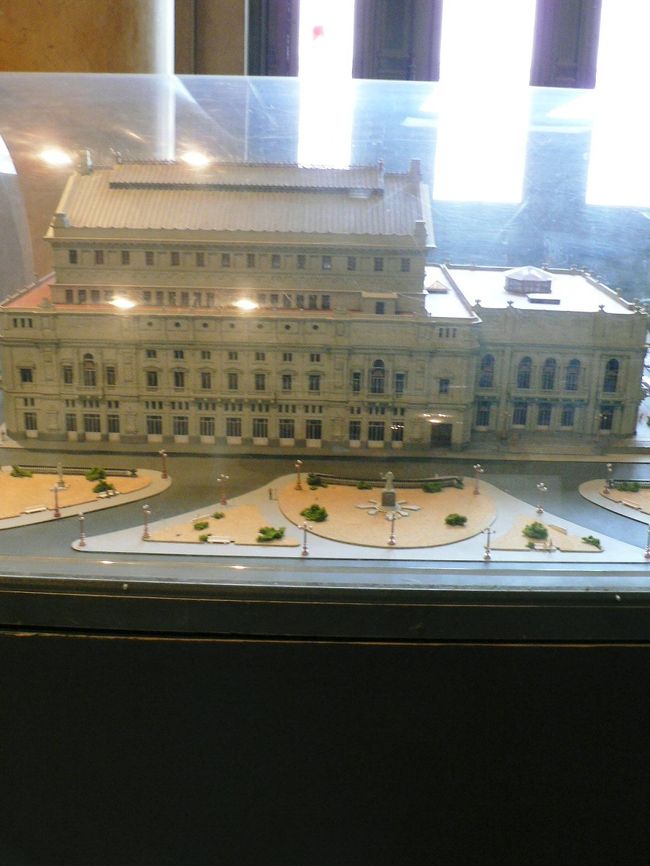 劇場の館内の展示。コロン劇場の模型。