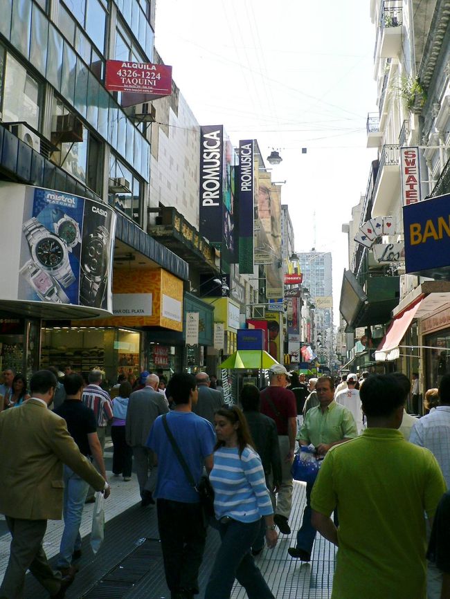 アルゼンチンの流行の最先端・フロリダ通り。木曜日の１４時でも大変な人出だ。