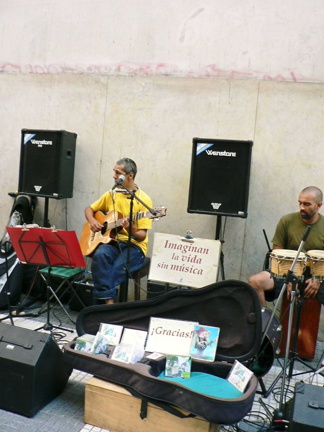 路上演奏するミュージシャンも多いフロリダ通り。