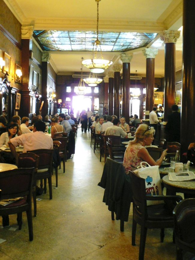 １８５８年創設のカフェ・バー、カフェ・トルトーニで楽しむ人達。