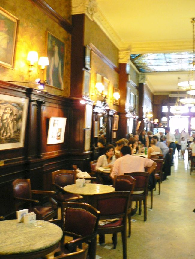 １８５８年創設のカフェ・バー、カフェ・トルトーニ。