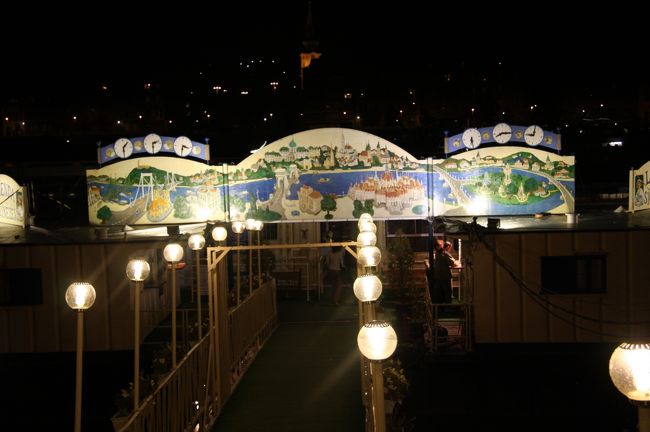 ドナウ川クルーズの乗り場<br /><br />　９月後半でしたが、<br />　水面を抜ける風に吹かれて肌寒く感じました