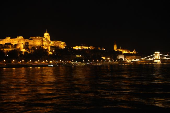 乗船<br />　<br />　席は左右に分かれていて、好きなところへ<br />　シャンパンと飲み物のサービスがあります<br /><br />　