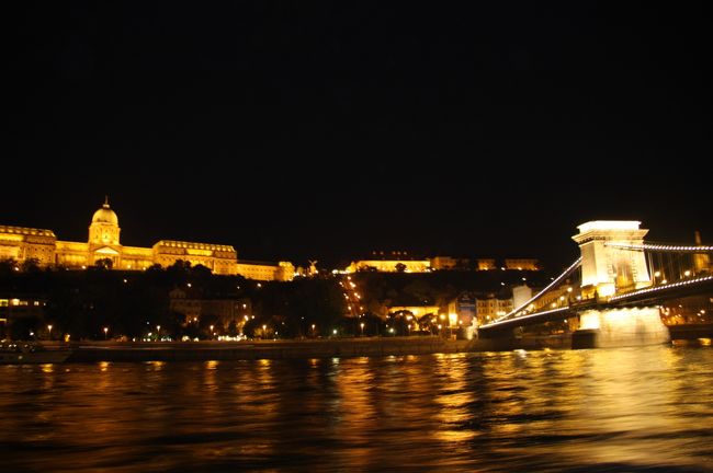 くさり橋をくぐります