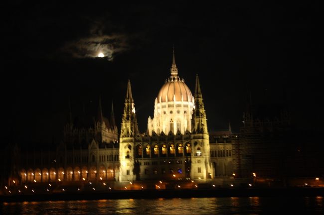 国会議事堂とお月さま<br /><br />　少しブレてしまいましたが‥‥<br />　素敵な気持ちになります