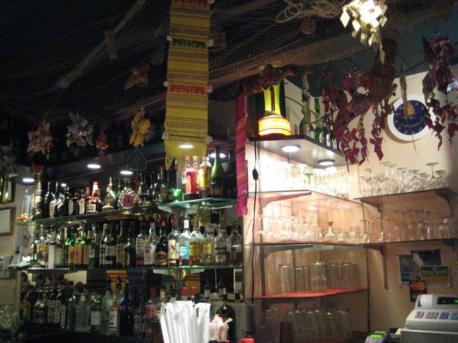 一人なのでカウンターの席へ<br /><br />テーブル席は混んでて待ってる人もいたな〜<br /><br />んで隣に座った外人のおじちゃんと話してみたり<br />とは言えど、英語なんぞ喋れませんから<br />「Yes」か「No」か。<br />「I'm from JAPAN]くらいしか喋ってません。<br /><br />しかし、ビールは1本で済ますつもりが<br />もう1本進められ、つい飲んでしまった…<br />