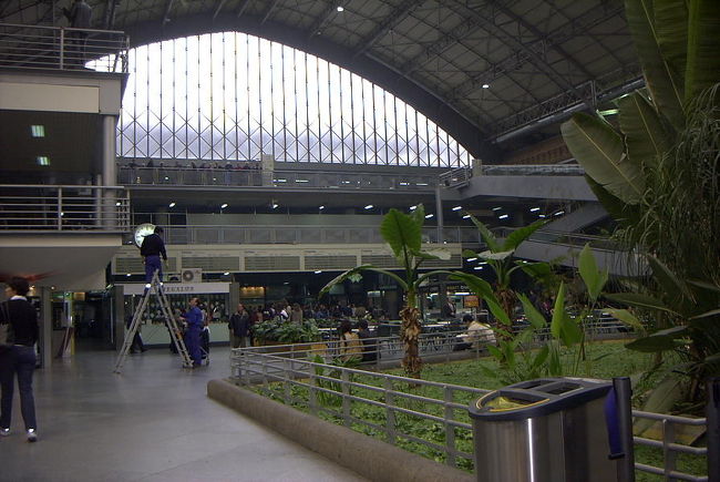 でっかい植物園だ<br /><br />時間が有ったので駅の構内と言うよりか植物園を回ってゆっくりする。周りのベンチには勿論旅行者もいるが、お年寄りが気持ち良さそうに寝ている。なんとも長閑な駅舎で日本では想像も出来ない<br />