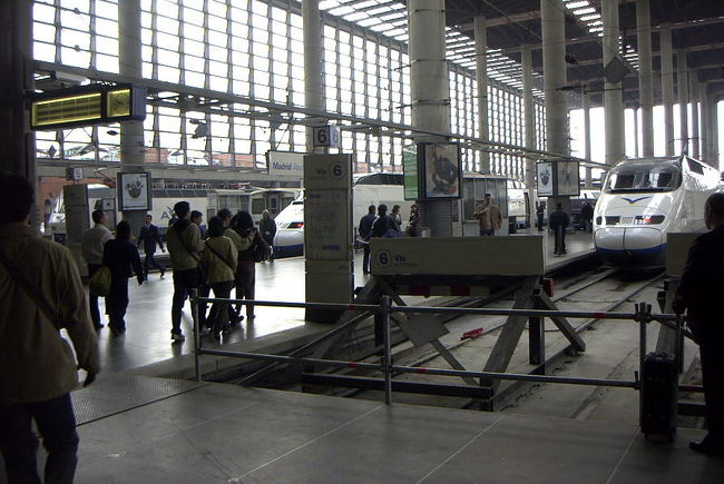 新幹線ＡＶＥで出発<br /><br />１０時発の新幹線ＡＶＥでにコルトバに向かう。１時間４０分の新幹線の旅だ。ゆったりとしたプラットフォーム、こちらの駅はみな開放的で良い。