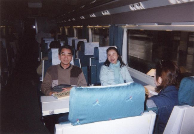 ＡＶＥは豪華<br /><br />飛行機と同じように車内で軽食のサービスもあり快適な乗り心地だった。ＡＶＥは１列（２＋１）人掛けでゆったりしており、ワインも飲めてしばらくリッチな気分に浸る。