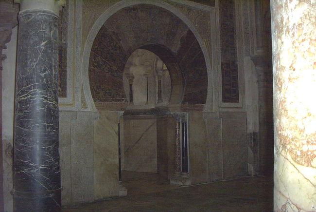 メスキータの中へ<br /> <br />メスキータの中に入ってみると円柱の柱が何百本も続く。コンデジの性能が悪く写真は今一です。<br />