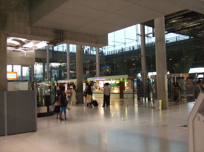 バンコク　スワンナブーム空港です。関西空港を一回り大きくしたような立て方です。新しくて機能的でショップもたくさんあります。