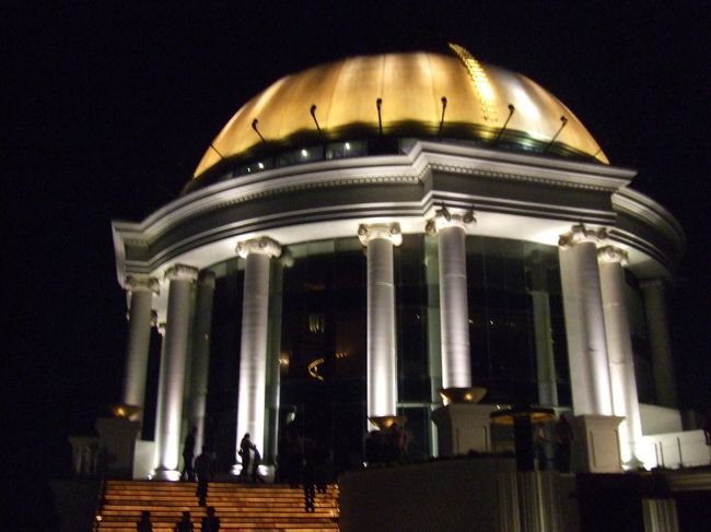 ホテルの最上階はオープンエアのレストラン、バーでした