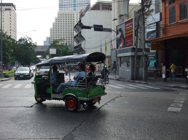 街中を走るトゥクトゥク