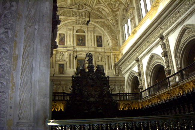 大聖堂だ<br /> <br />しかし、１６世紀に大聖堂建築のため古いイスラムのモスクを壊したりしたので猛反発を受けた。古きものを残す事はなかなか難しいが、それも異文化のものを残しているメスキータはたいしたものだ。<br />