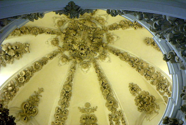 幾何学模様の天井<br /> <br />幾何学模様の天井を見上げる。<br />