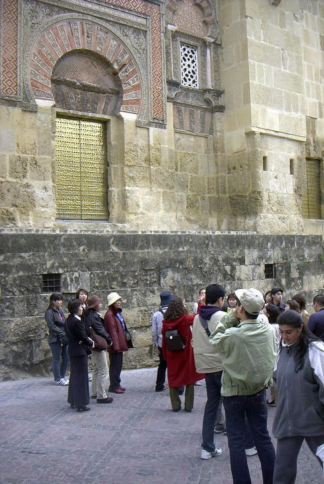 バラシオ門<br /> <br />外側の城壁もバラシオ門やアルミナール塔など良く見るといろんな装飾がしてあり歴史を感じる。<br />