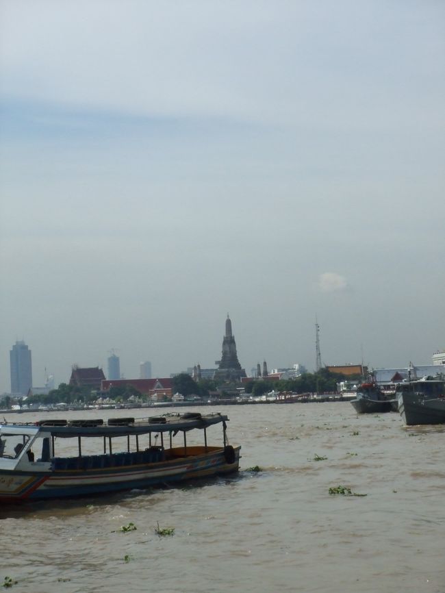 チャオプラヤー川の水上バスで王宮、寺院観光にいきました