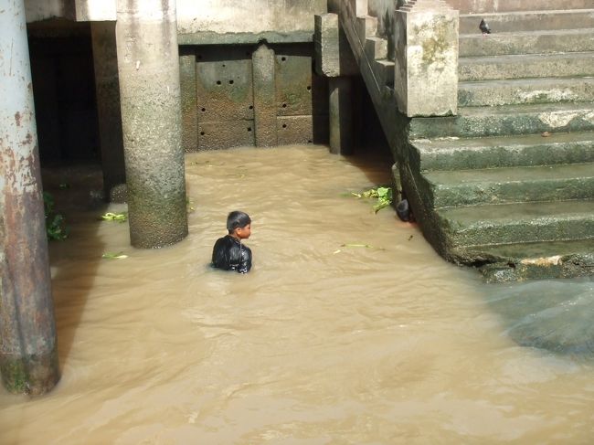 船着場では子どもが川にもぐって遊んでいました。