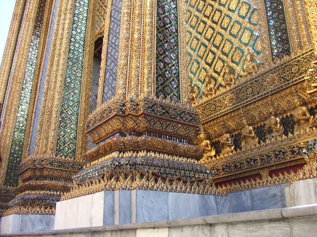 壁面は色とりどりの石やミラーでモザイクされています