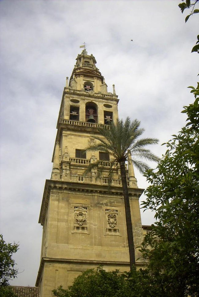 アルミナール塔<br /> <br />アルミナール塔は次の花の小路からもあちらこちらでよく見えて、メスキータの象徴だ。イスラム、キリストの宗教戦争は日本では考えられない。日本の島国を改めて幸せに思う。<br />