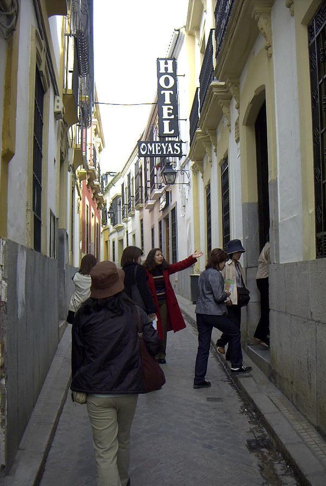 どこも狭い路<br /> <br />民芸品の金、銀細工の小物のお土産が売っている。ここで昼食で、アンダルシア風鳥料理（アルムダイナ）でワインと美味しく頂く。<br />