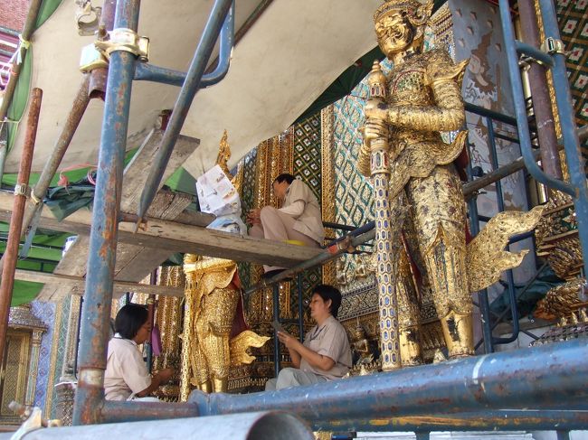 今も日々壁面や壁画の修復が行われています。