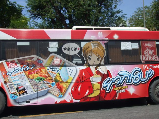 街中を走るデコレーションバスです。市内はバイク、車が多くほとんど日本車でした。目抜き通りは排気ガスがかなりきびしいです。モノレールが２路線あり市内の移動には便利です。タクシーもタクシー代が安いのでうまく使うと便利です。ただし値段交渉亜ｈ注意が必要