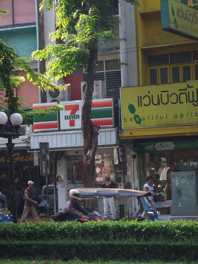 コンビニは町中あちこちにあります。