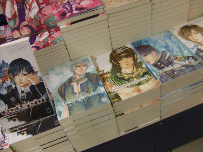 本屋には日本のものも含めコミックがたくさんあります。