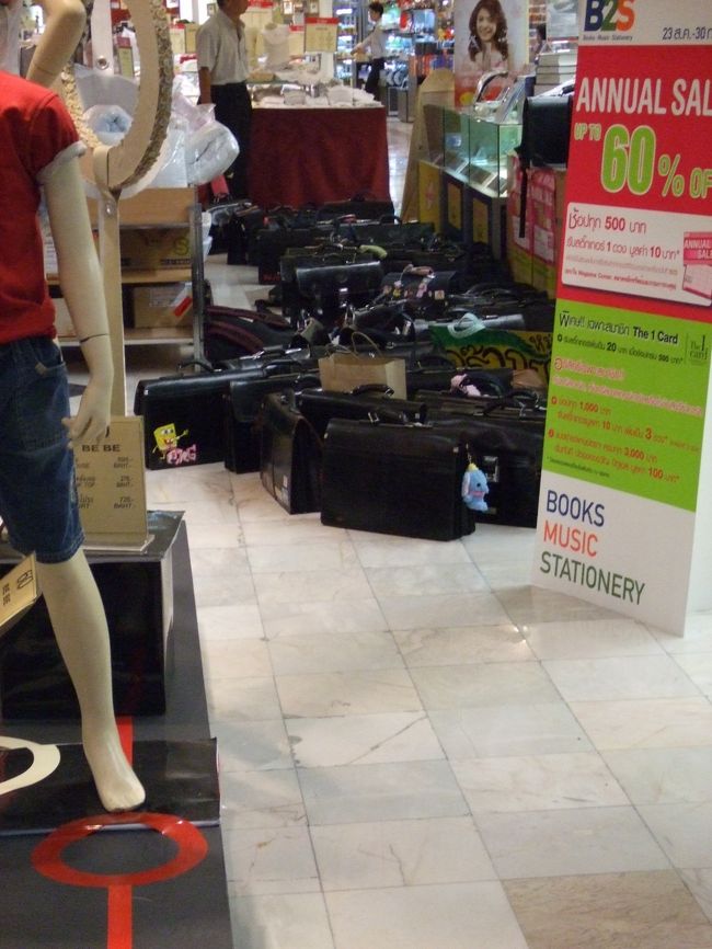 本屋の前に学生はかばんを置いて入り立ち読みをしていました。