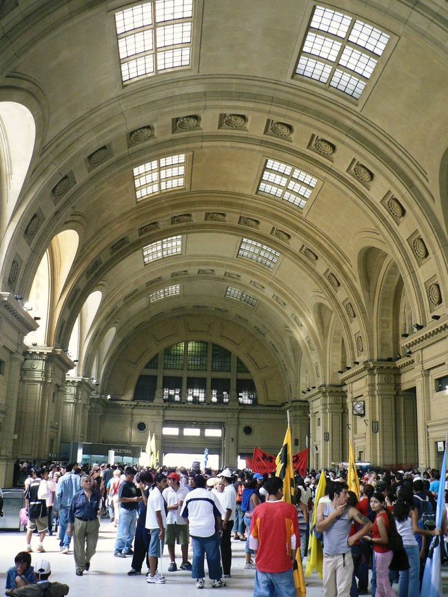 コンスティトゥシオン駅に集まったもデモ隊の人たち。