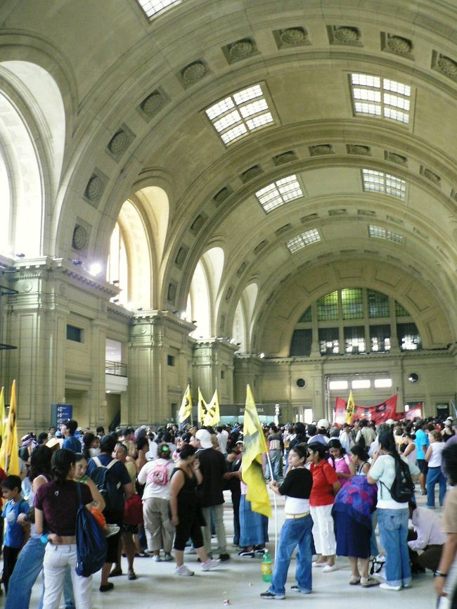 コンスティトゥシオン駅に集まったもデモ隊の人たち。