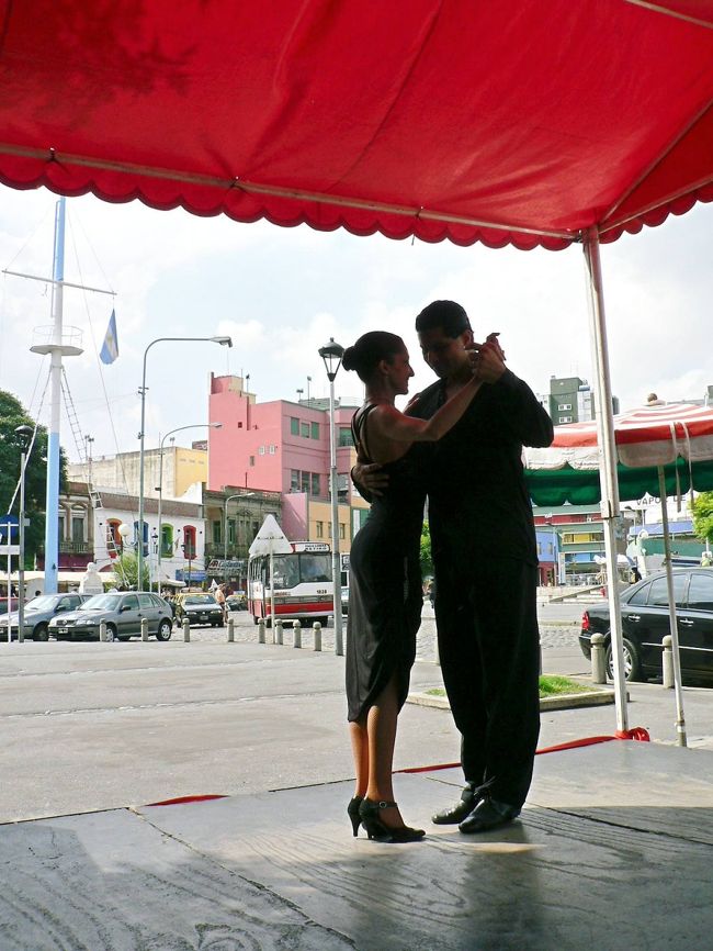 ボカ地区・カミニートのカフェで見た情熱的なタンゴ・ダンス。