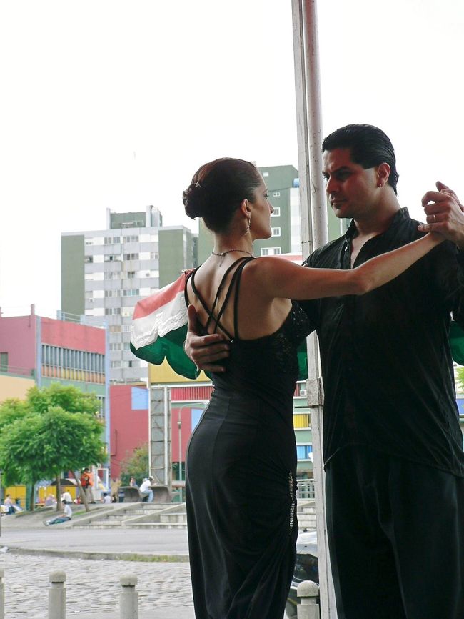 カミニートのカフェで見た情熱的なタンゴ・ダンス。