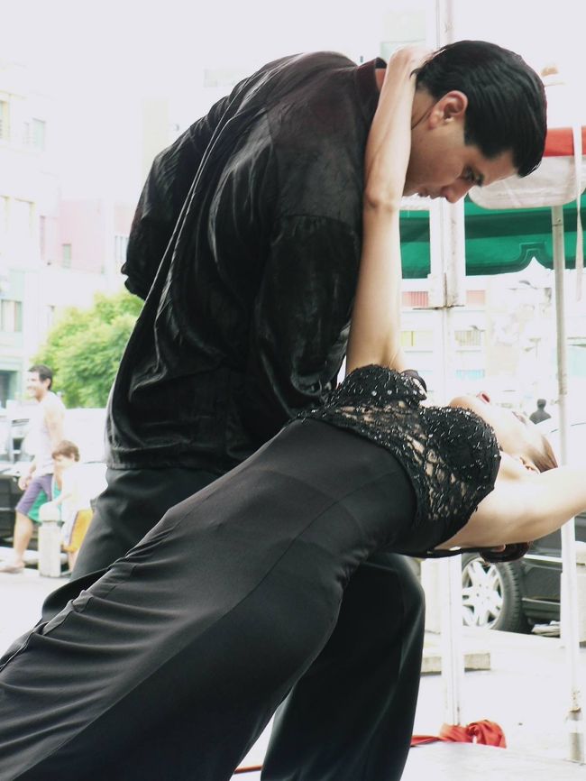 カミニートのカフェで見た情熱的なタンゴ・ダンス。