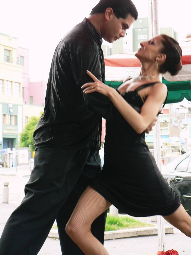 カミニートのカフェで見た情熱的なタンゴ・ダンス。