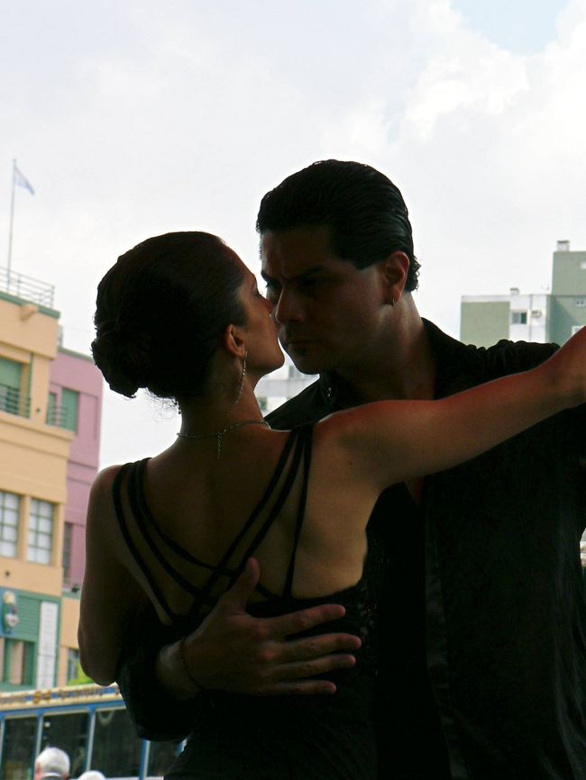 カミニートのカフェで見た情熱的なタンゴ・ダンス。