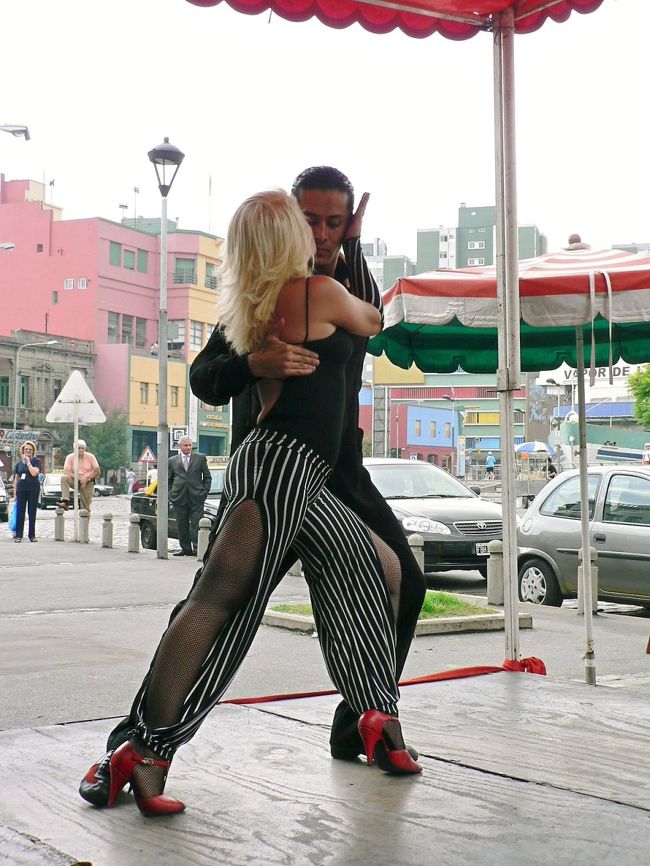 カミニートのカフェで見た情熱的なタンゴ・ダンス。