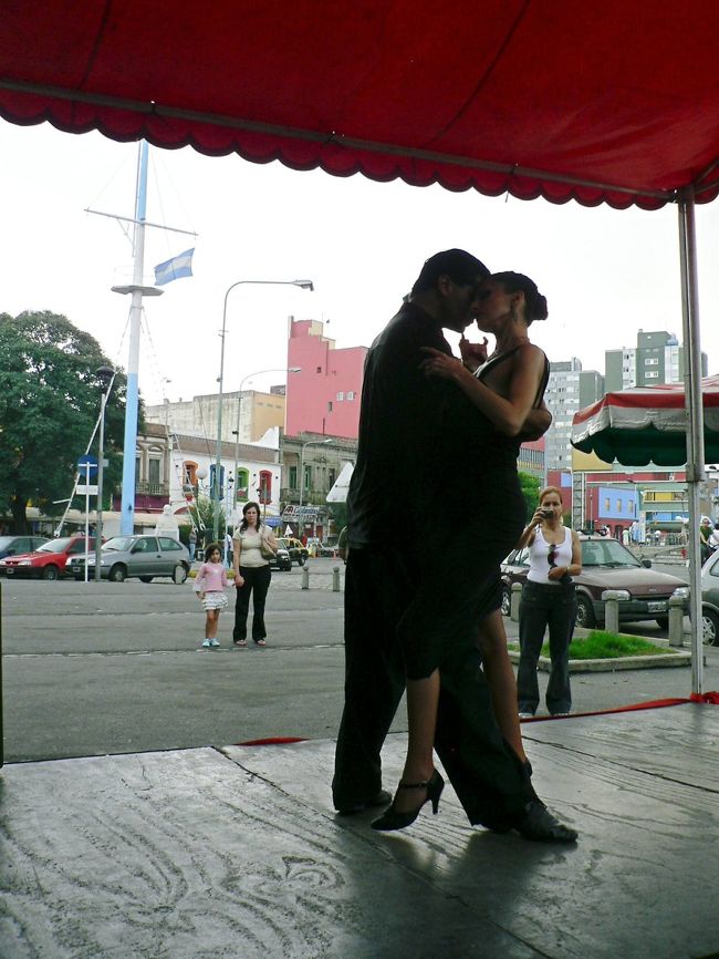 カミニートのカフェで見た情熱的なタンゴ・ダンス。