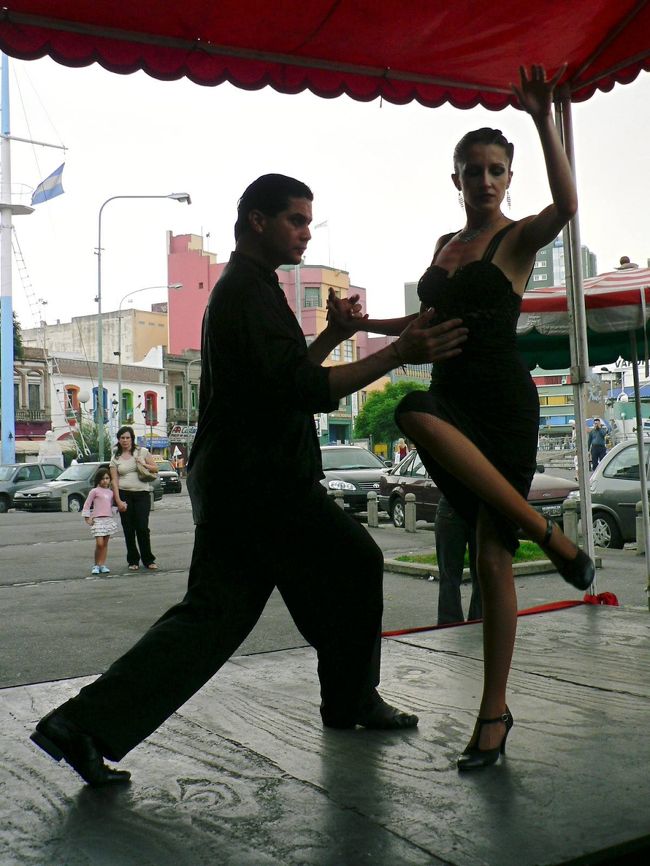 カミニートのカフェで見た情熱的なタンゴ・ダンス。