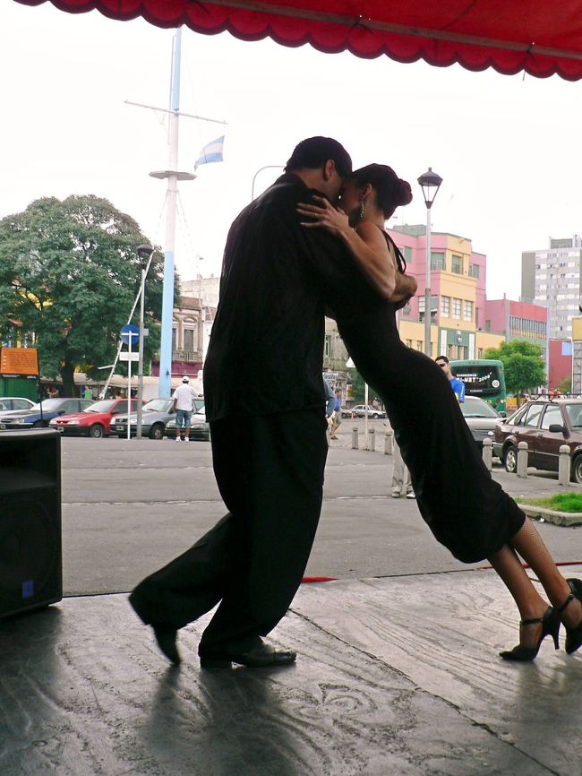 カミニートのカフェで見た情熱的なタンゴ・ダンス。