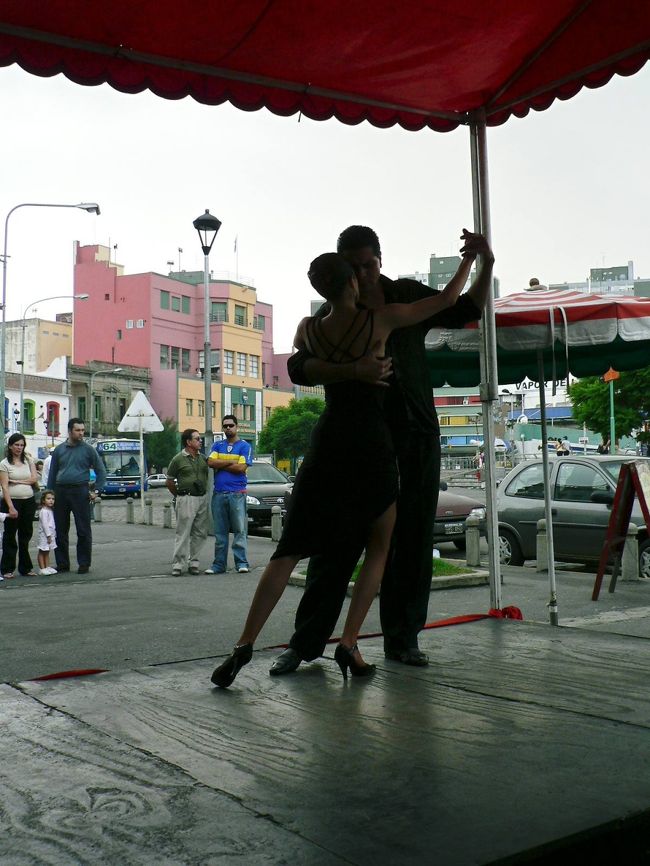 カミニートのカフェで見た情熱的なタンゴ・ダンス。