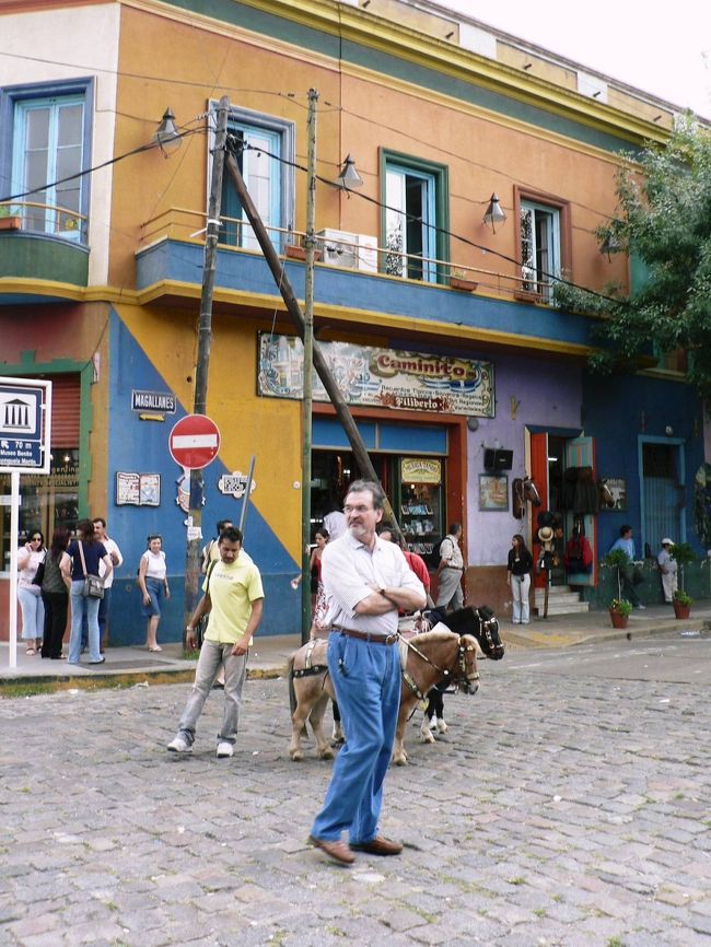カラフルなカミニートの街の光景。<br /><br />