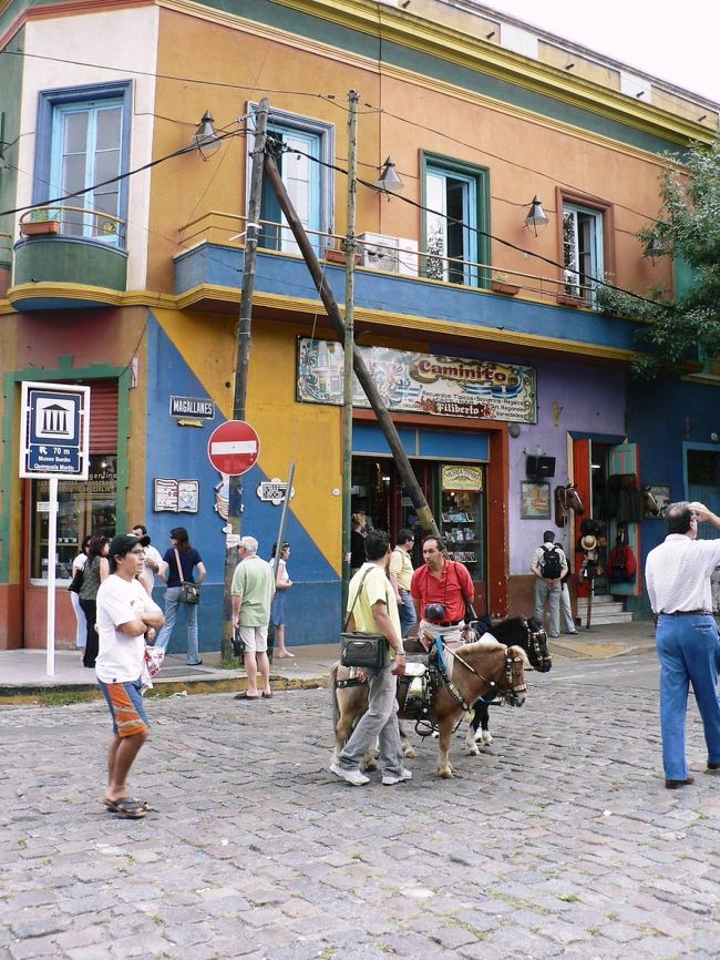 カラフルなカミニートの街の光景。<br /><br />