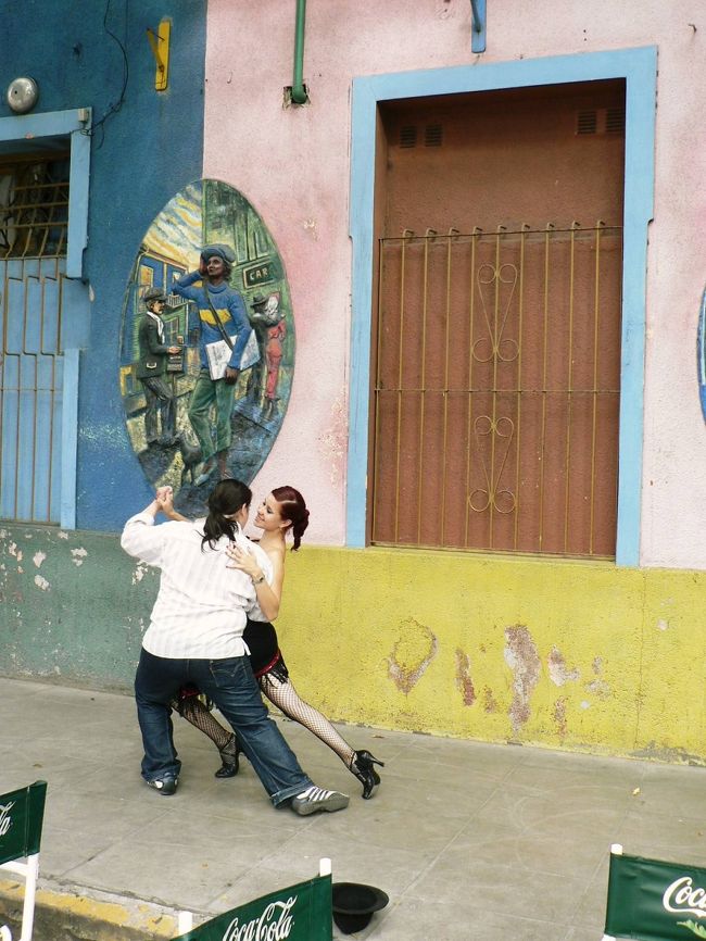 カミニートの街でタンゴ・ダンスを踊るカップル。 <br /><br />