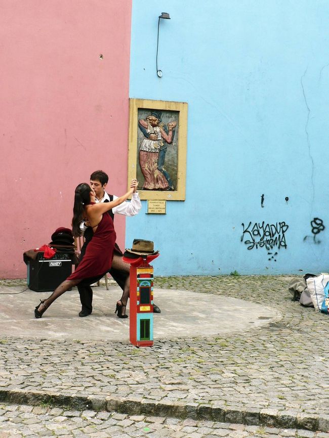 カミニートの街でタンゴ・ダンスを踊るカップル。 